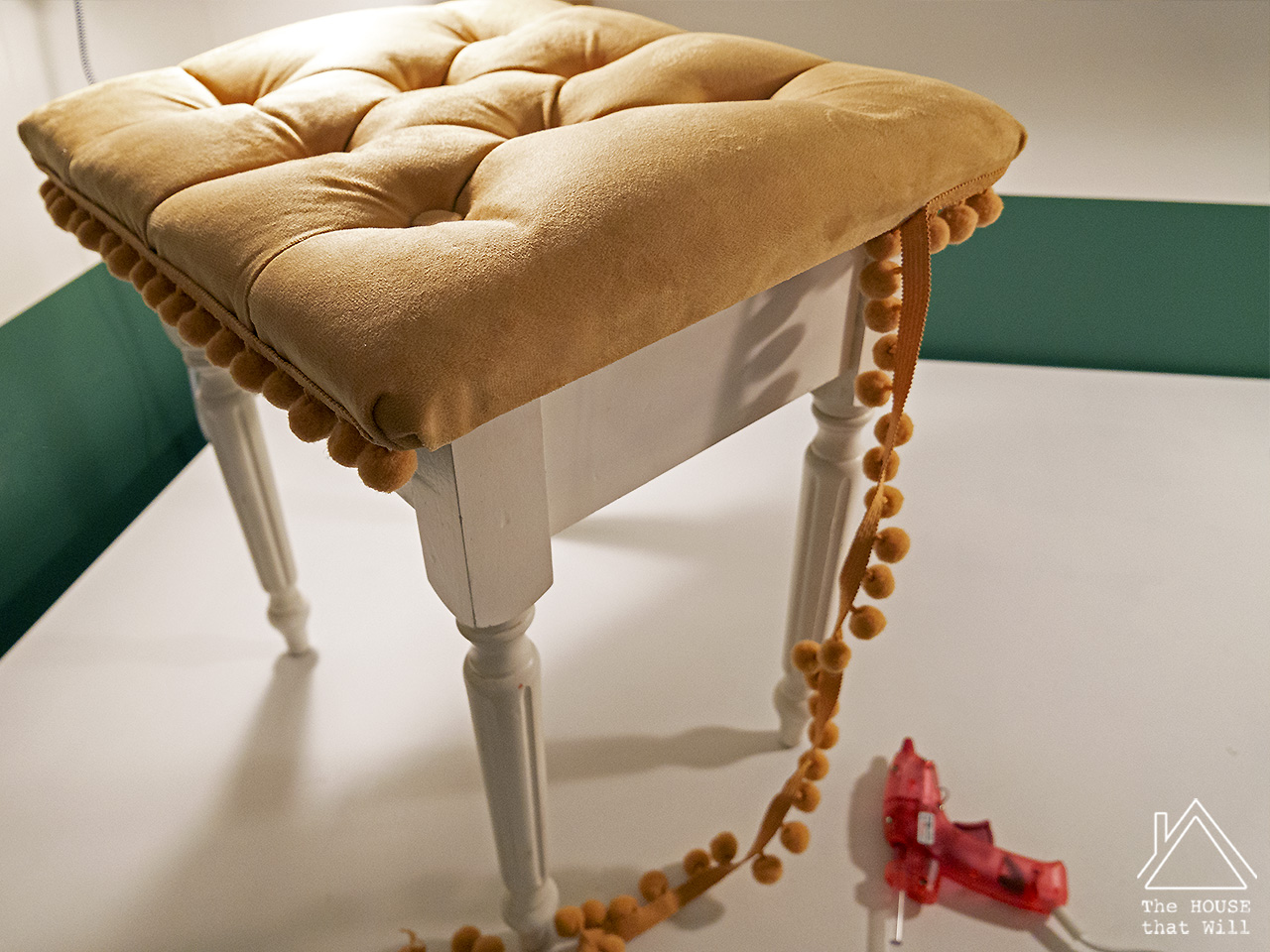 18 tufted stool 1110707